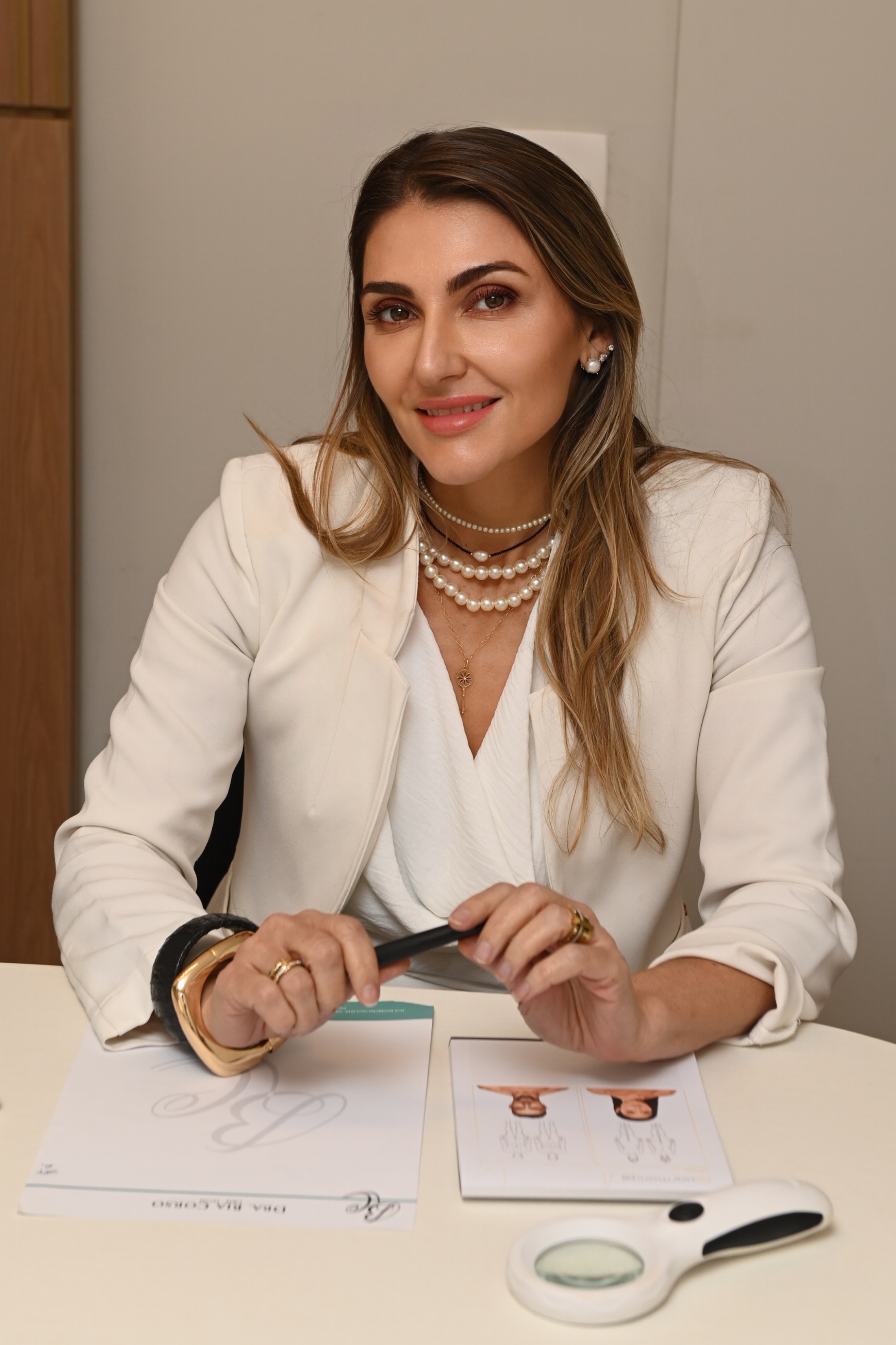 Dra. Bianca Lisboa Corso durante uma consulta dermatológica